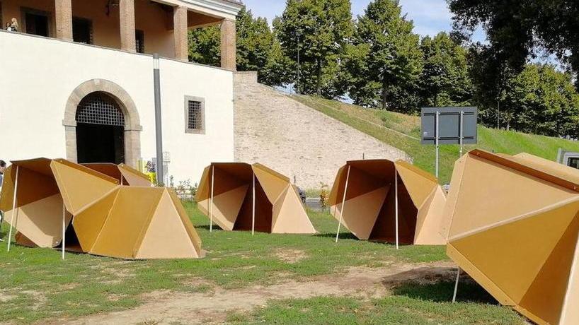 Tende componibli in cartone riciclato L’idea di un francese per le emergenze