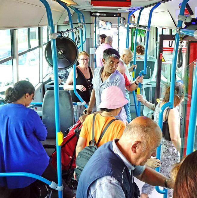Affollato il bus navetta «Tanta confusione ma il servizio è ottimo» 