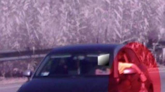 Lancia rifiuti dall’auto incastrato un 69enne