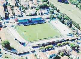 Sopra il sindaco Mauro Favilla e a fianco lo stadio Porta Elisa che sarà al centro di un’opera di ristrutturazione e di recupero di spazi per negozi e uffici sotto le attuali tribune