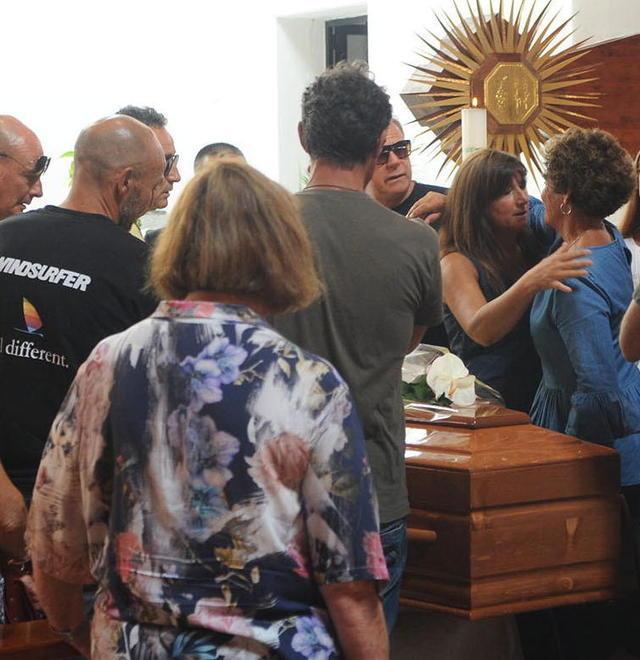 Folla in chiesa per l’ultimo saluto a Luca Sarri