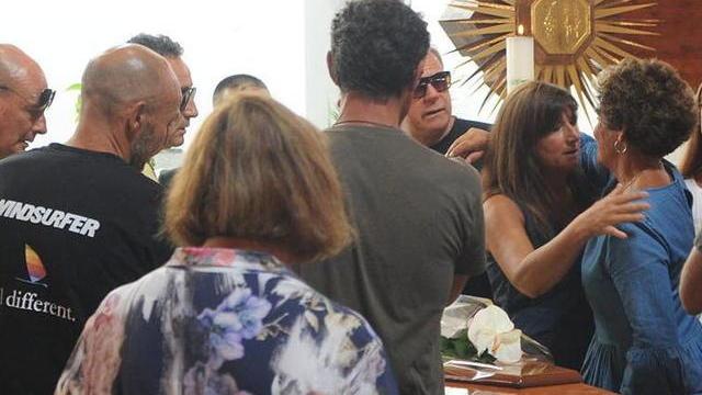 Folla in chiesa per l’ultimo saluto a Luca Sarri
