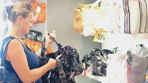 Stefano Martini, presidente Comitato commercianti Foto accanto: una donna osserva una borsa a prezzo scontato