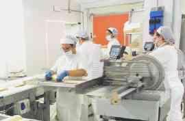 Lavoratori in un’azienda alimentare