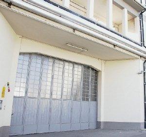 L’esterno della Rifinizione Bata che ha chiuso i battenti di recente e ora è stata dichiarata fallita per effetto della crisi del tessile