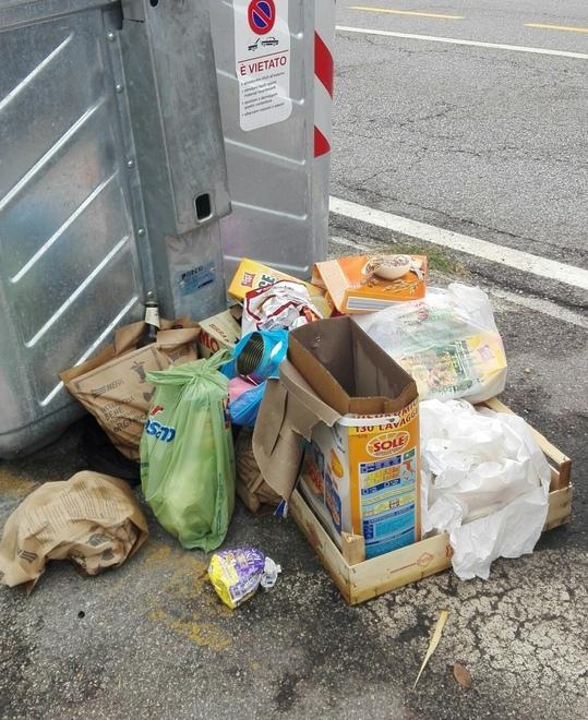 Rifiuti abbandonati dopo le nuove bollette