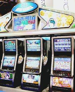 Alcune slot machines di una sala giochi