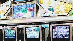 Alcune slot machines di una sala giochi