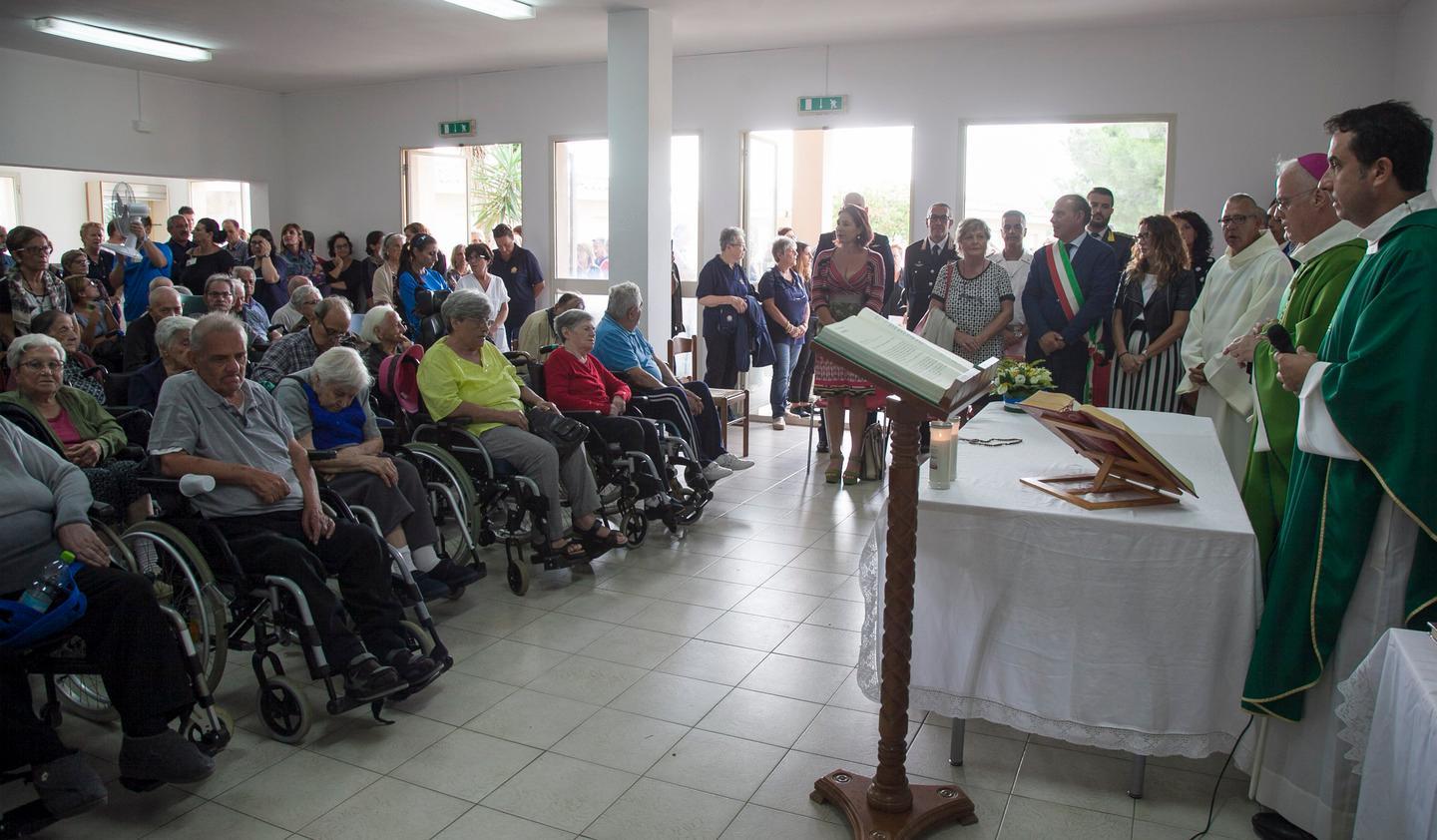 Cra, festa con gli anziani nella nuova casa di Fertilia 