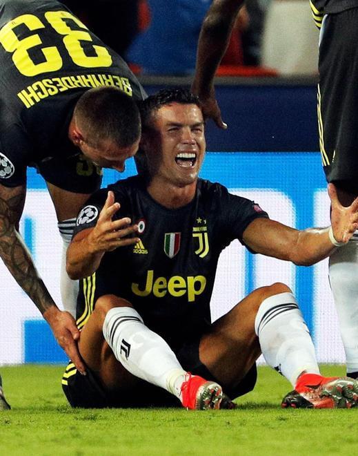 Juve, due rigori e Valencia battuto ma il rosso a Cr7 rovina la festa 