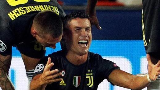 Juve, due rigori e Valencia battuto ma il rosso a Cr7 rovina la festa