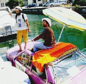 I due amici a bordo della Maserati-barca durante la sosta forzata a Viareggio