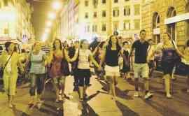 I protagonisti dell’iniziativa arrivano in piazza della Repubblica tenendosi per mano