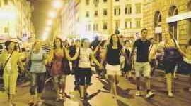 I protagonisti dell’iniziativa arrivano in piazza della Repubblica tenendosi per mano