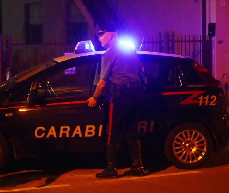 Litiga per una donna al bar, poi torna con fucile e pistola 