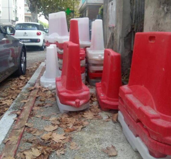 Lavori fantasma in via Montebello, ma il degrado si vede bene 
