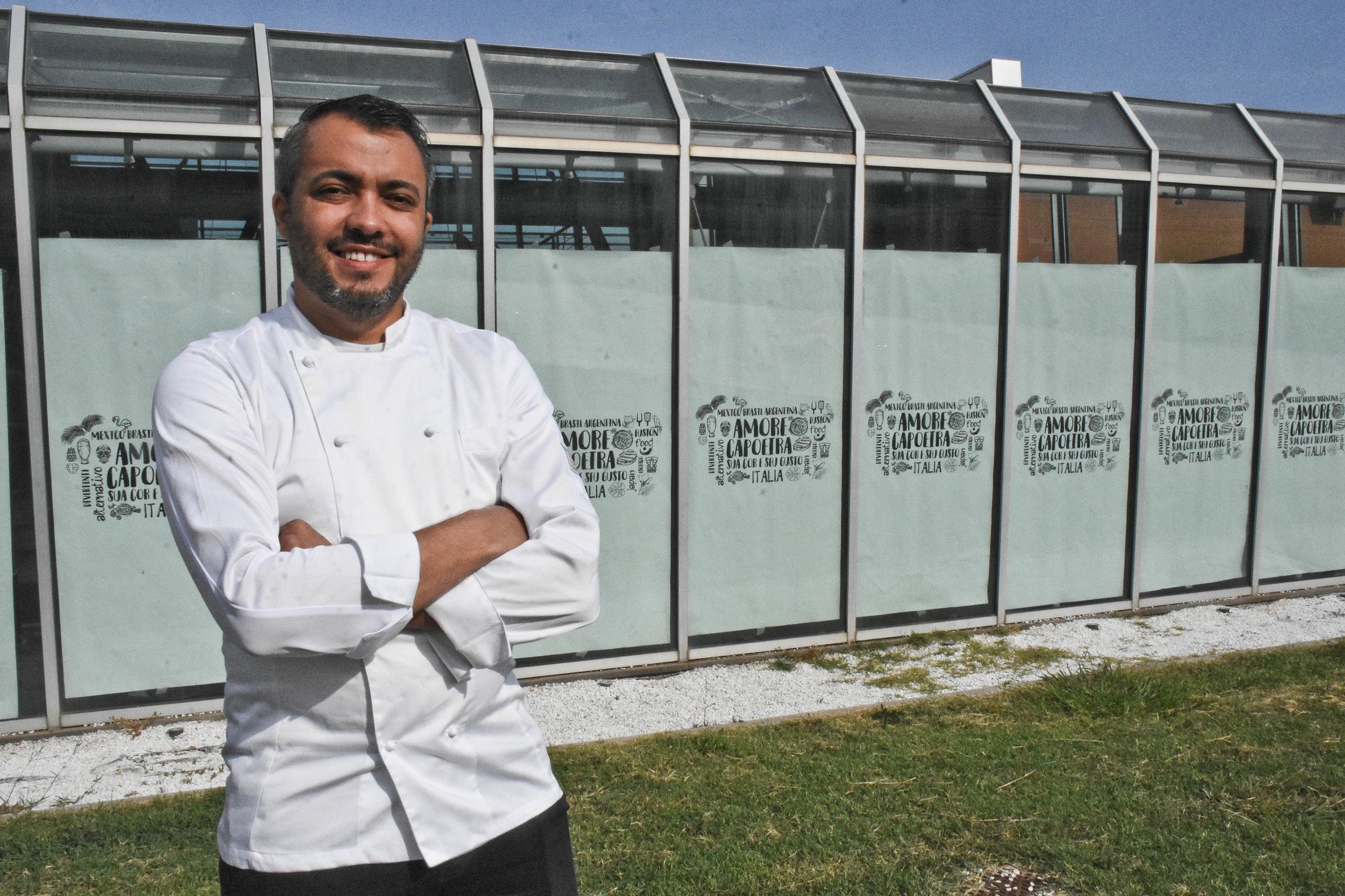 Lo chef Patrick Ramos davanti al ristorante in allestimento (Foto Bf) 