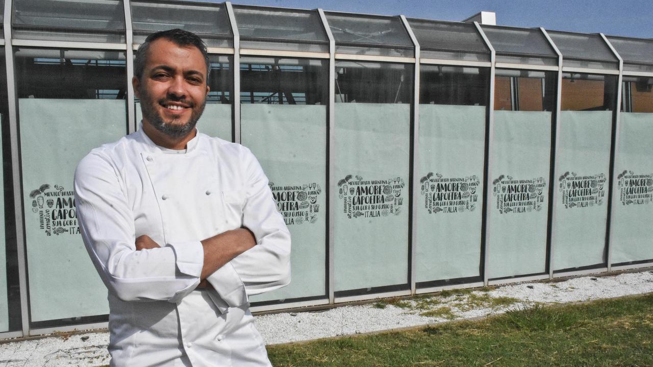 Lo chef Patrick Ramos davanti al ristorante in allestimento (Foto Bf)