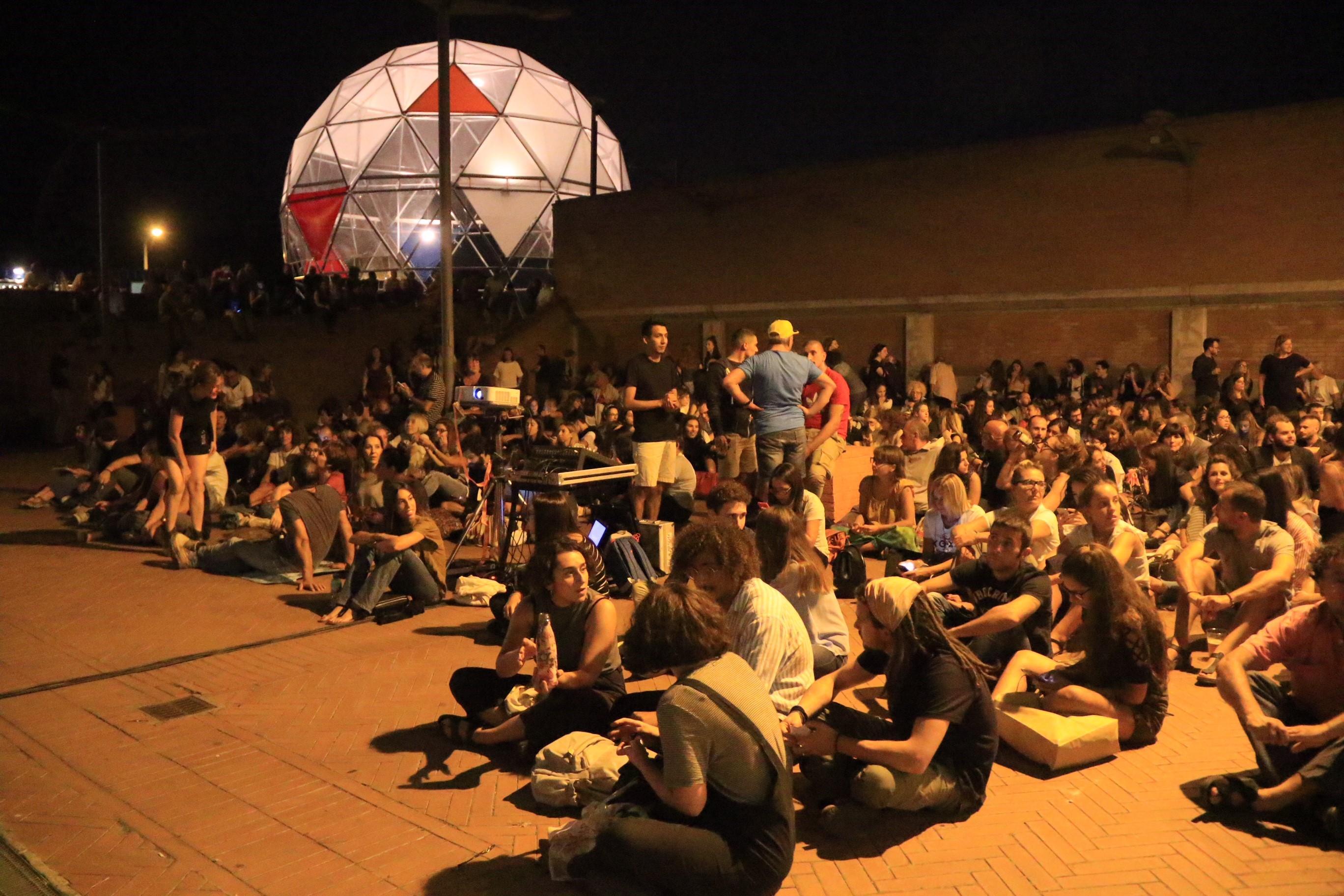 Un'altro scorcio della piazza col geode sullo sfondo