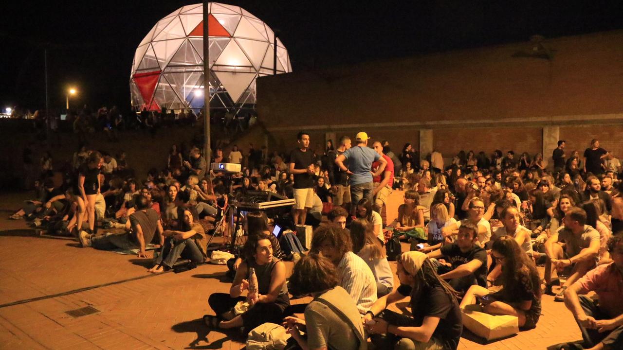 Un'altro scorcio della piazza col geode sullo sfondo