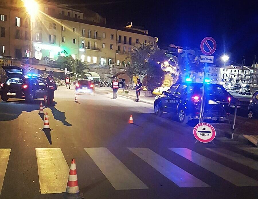 Un posto di blocco dei carabinieri della compagnia di Orbetello