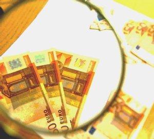 Euro falsi e, a destra una pattuglia della polizia