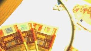 Euro falsi e, a destra una pattuglia della polizia