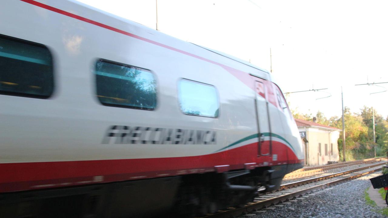 Castagneto Carducci, muore travolto da un Frecciabiancia: ritardi sulla linea ferroviaria