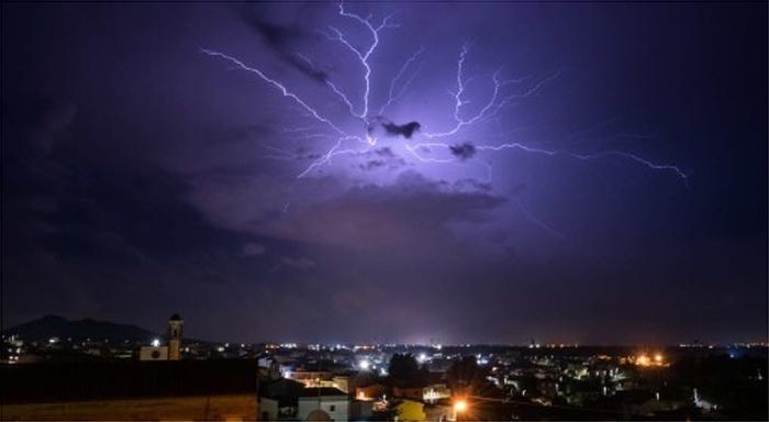 Un fulmine sui celi di Monastir (foto Davide Cadeddu)