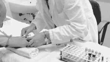 Un’infermiera preleva sangue a una paziente