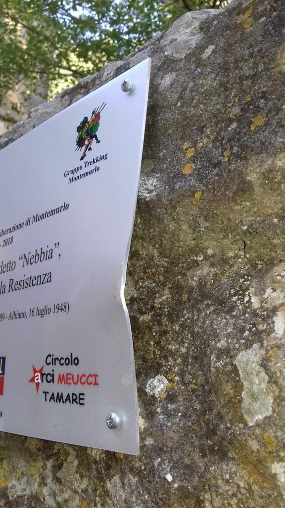 La targa danneggiata ad Albiano