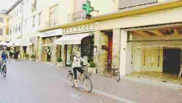 A sinistra l’ex cinema Excelsior in corso Garibaldi e l’ingresso dell’ex ufficio turistico in via Baccio Sinibaldi