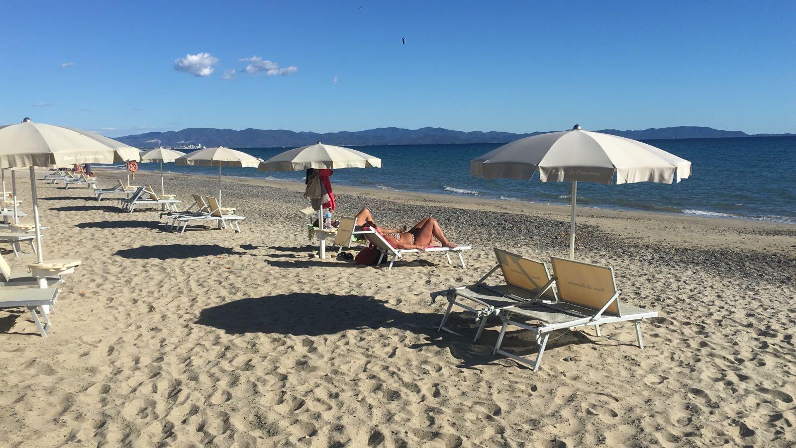 La spiaggia di Perelli nella foto di Fabrizio Lotti, titolare del bagno La Capannina