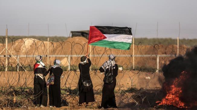 Gaza: 30 feriti in scontri a confine