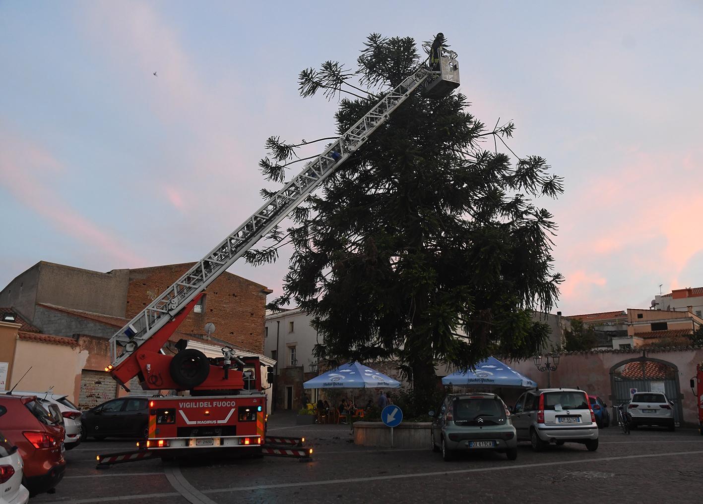 I vigili del fuoco in piazzetta Corrias