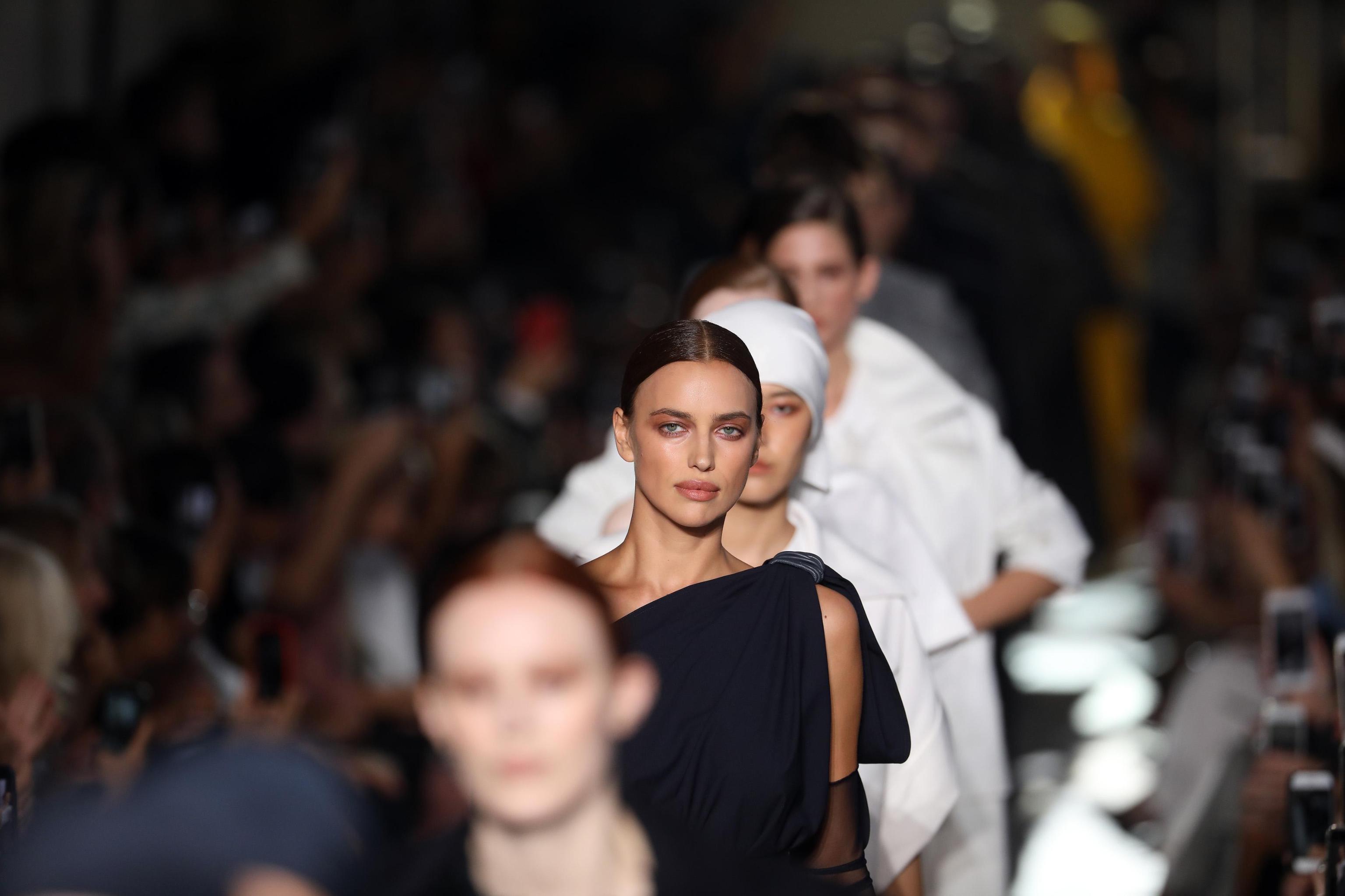 Il New York Times contro i big del lusso: «L’Italia della moda come il Bangladesh» 