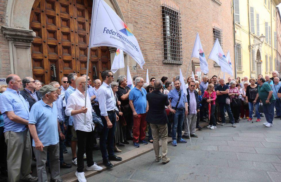 Scandalo diamanti a Reggio Emilia: «Rimborsi in alto mare per i 500 casi in carico» 