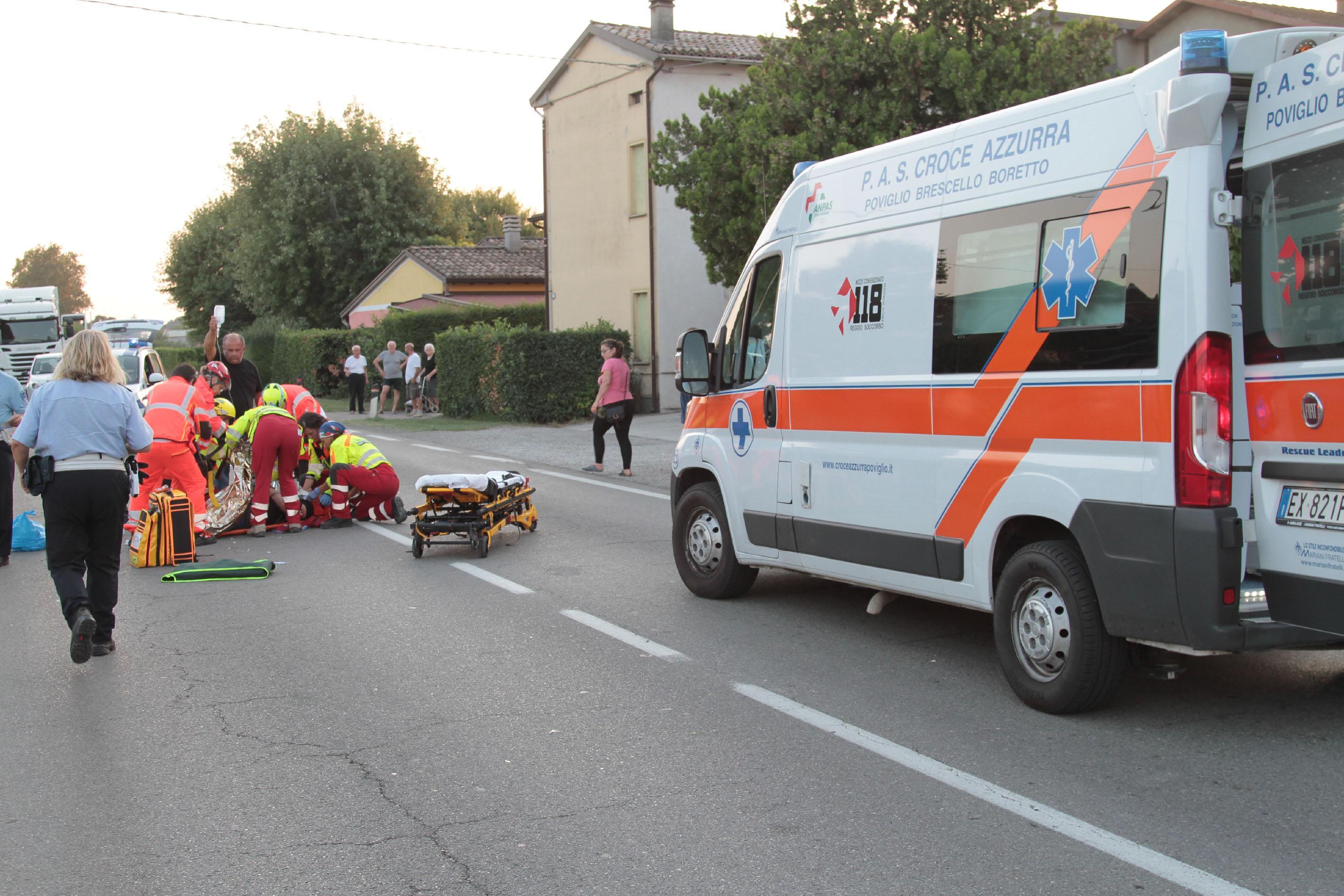 I volontari soccorrono il 18enne invesito da un'auto mentre era alla guida del motorino