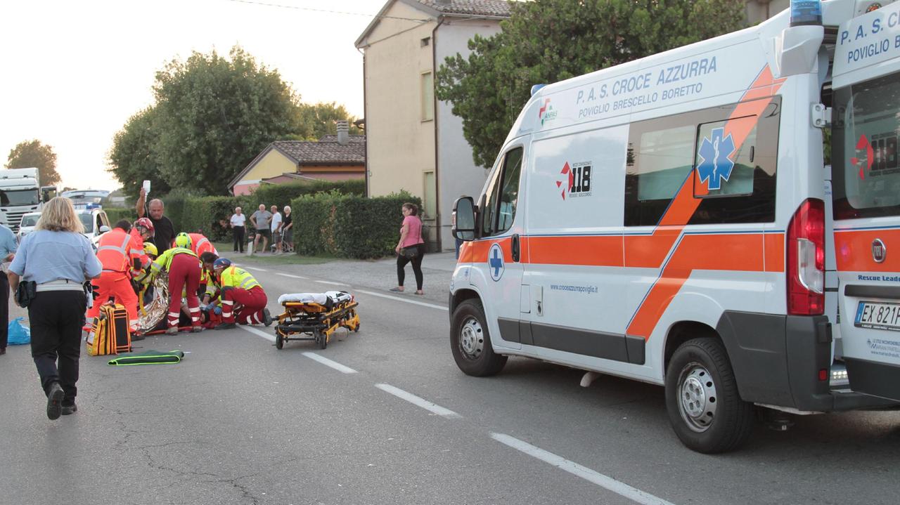 I volontari soccorrono il 18enne invesito da un'auto mentre era alla guida del motorino