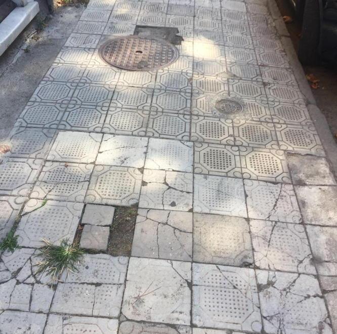 Buche, radici e rattoppi: sos marciapiedi nel quadrilatero residenziale di Marina 