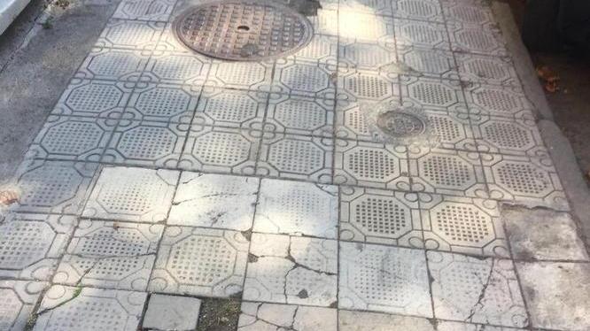 Buche, radici e rattoppi: sos marciapiedi nel quadrilatero residenziale di Marina