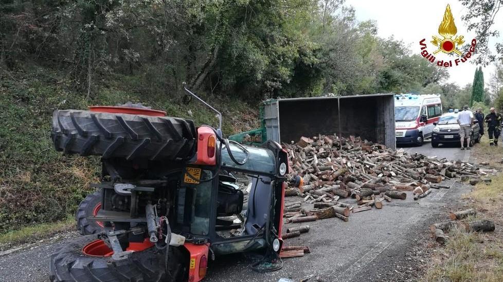 Trasporta legna sul trattore Si ribalta e muore a 70 anni