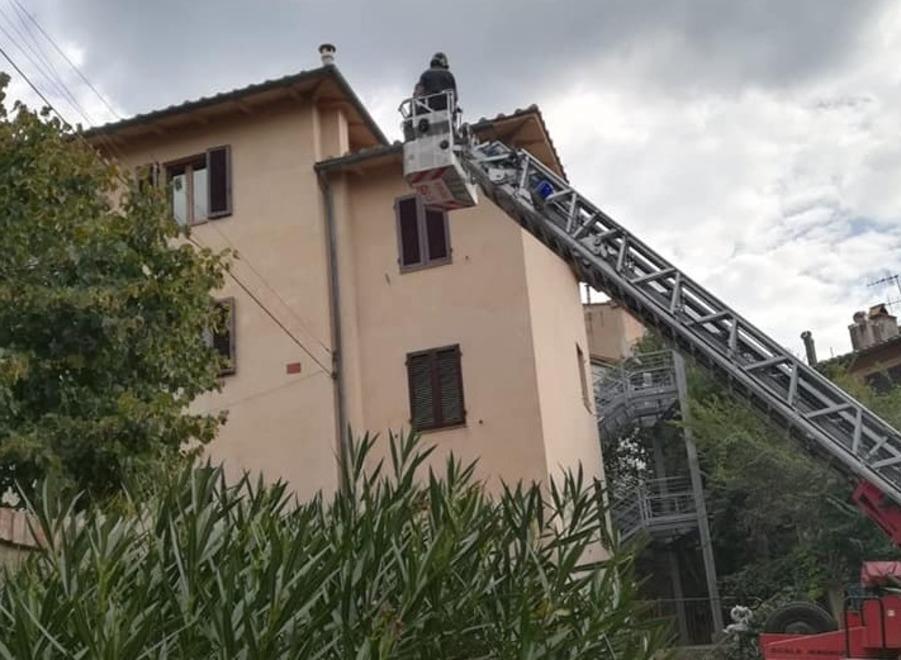 Tegole pericolanti alle elementari Vigili del fuoco al lavoro