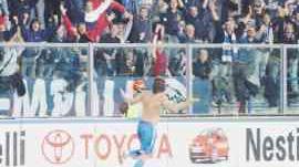 Sopra Antonio Buscé esulta sotto la Maratona dopo il gol al Livorno