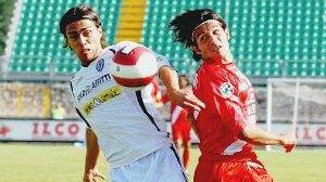 Marco Turati, a sinistra, contrastato da Carboni in una partita contro il Grosseto