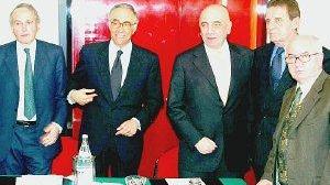 Lo stato maggiore del calcio italiano: ai due lati Abete e Tavecchio