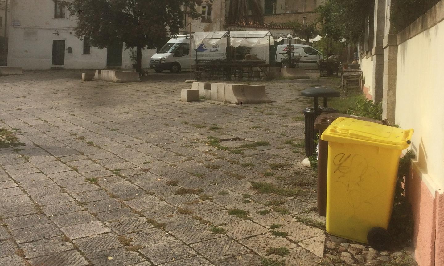 Parcheggio libero e bidoni dei rifiuti