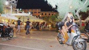 Sopra, folla in piazza della Repubblica per la Notte Bianca 2008; a sinistra baracchine quasi deserte
