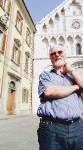 Il preside del liceo Romano Gori davanti alla scuola