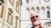 Il preside del liceo Romano Gori davanti alla scuola